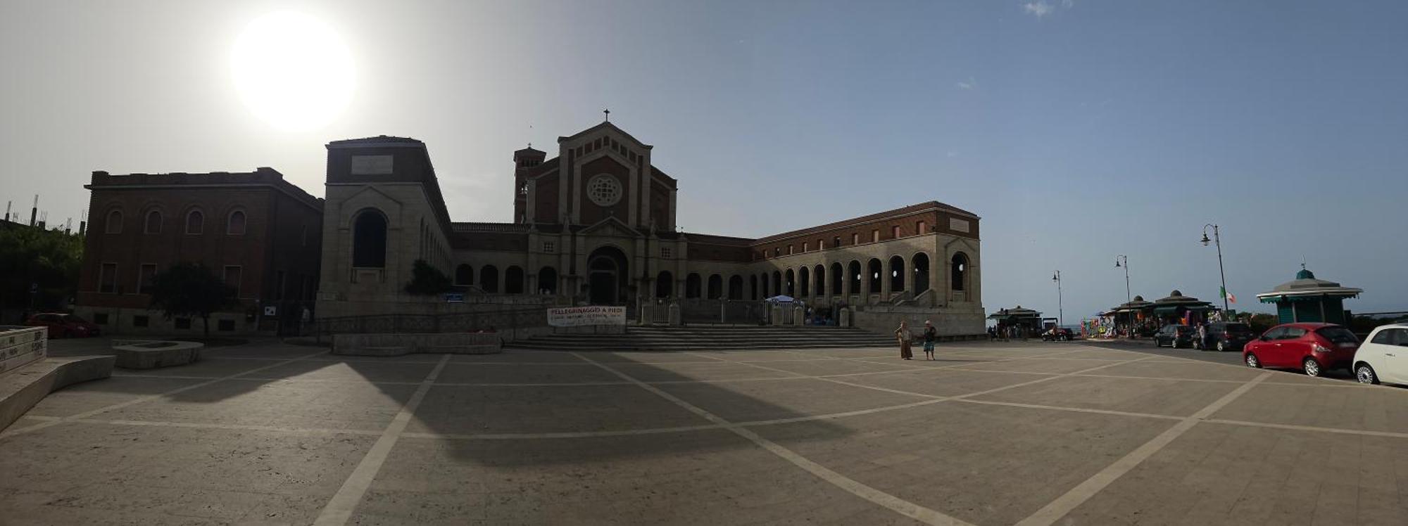 Terrazza A Nettuno E Chiesa Giubilare Santa Maria Goretti Экстерьер фото